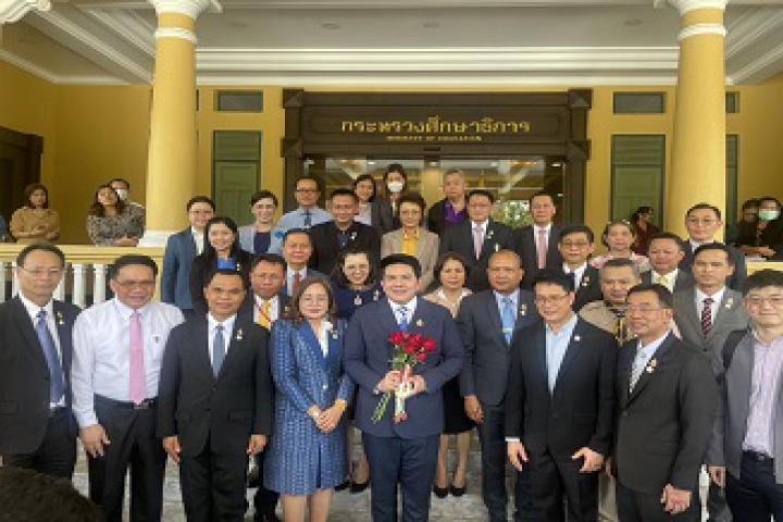 “สุรศักดิ์” เข้า ศธ. อำลาเก้าอี้ รมช.ศธ. วันสุดท้าย เผยหากมีโอกาสอยากกลับมายังกระทรวงศึกษาธิการอีก