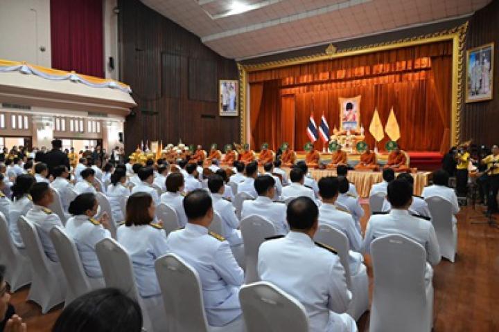 กระทรวงศึกษาธิการ จัดพิธีเจริญพระพุทธมนต์และทำบุญตักบาตรแด่พระสงฆ์ ถวายเป็นพระราชกุศล ในกิจกรรมเฉลิมพระเกียรติพระบาทสมเด็จพระเจ้าอยู่หัว เนื่องในโอกาสวันเฉลิมพระชนมพรรษา 28 กรกฎาคม 2568