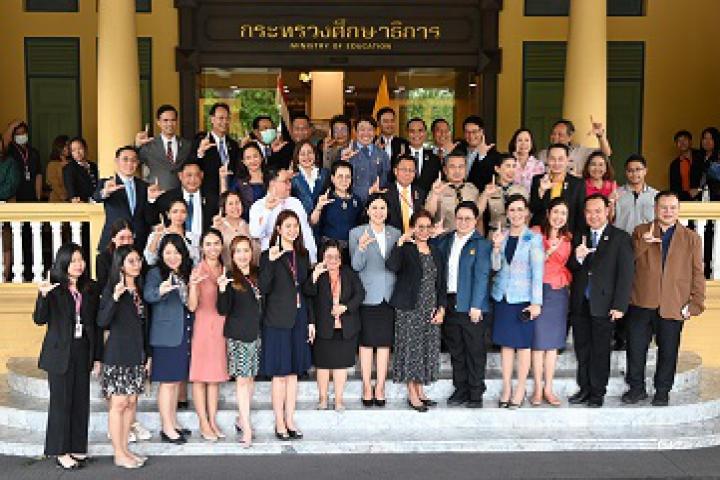 "สิริพงศ์" อำลาข้าราชการและบุคลากร ศธ. ด้วยบรรยากาศอบอุ่น ปิดฉาก ผู้ช่วยรัฐมนตรีประจำ ศธ. เหตุพรรคภูมิใจไทยถอนตัวพรรคร่วมรัฐบาล