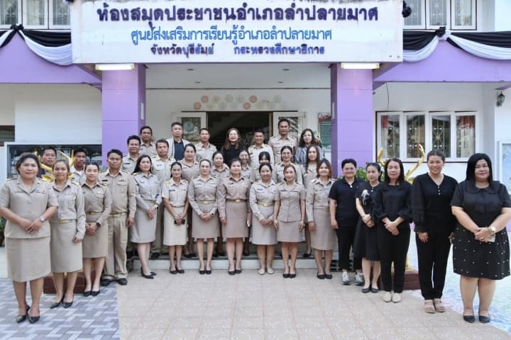 อธิบดี สกร. ลงพื้นที่เยี่ยมให้กำลังใจห้องสมุดประชาชนอำเภอลำปลายมาศ  หนุนพัฒนาเป็นพื้นที่เรียนรู้มีชีวิต