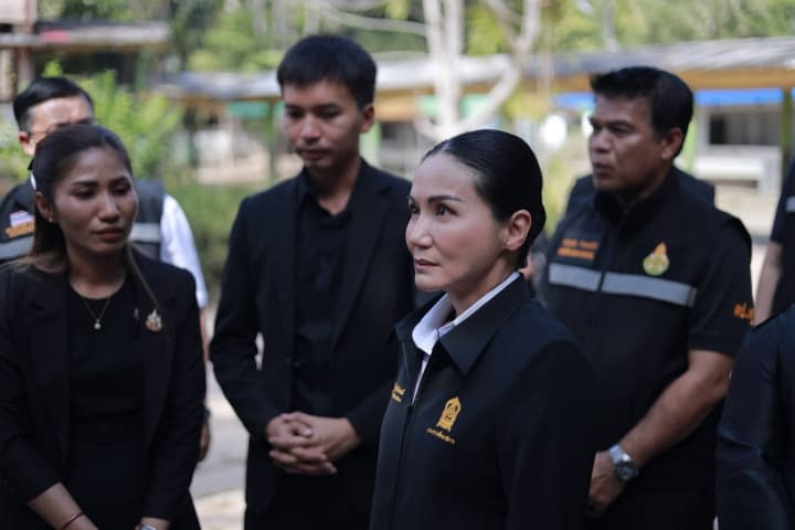 “รมว.นฤมล”น้ำตาคลอ เยี่ยมนักเรียน - โรงเรียนพะตงฯ จากเหตุบุกยิง ย้ำ ดูแลเต็มที่ทั้งรักษา–เยียวยาจิตใจ