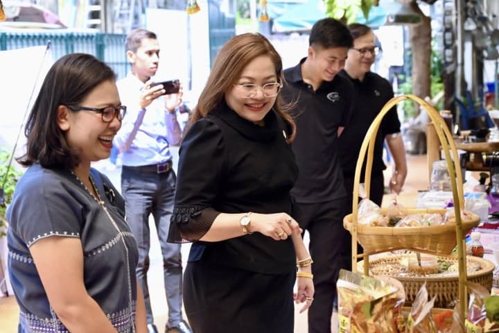 “จากการเรียนรู้…สู่รายได้จริง! อธิบดี สกร. หนุนชุมชนตาก ต่อยอดอาชีพ สร้างมูลค่าเพิ่มอย่างยั่งยืน”