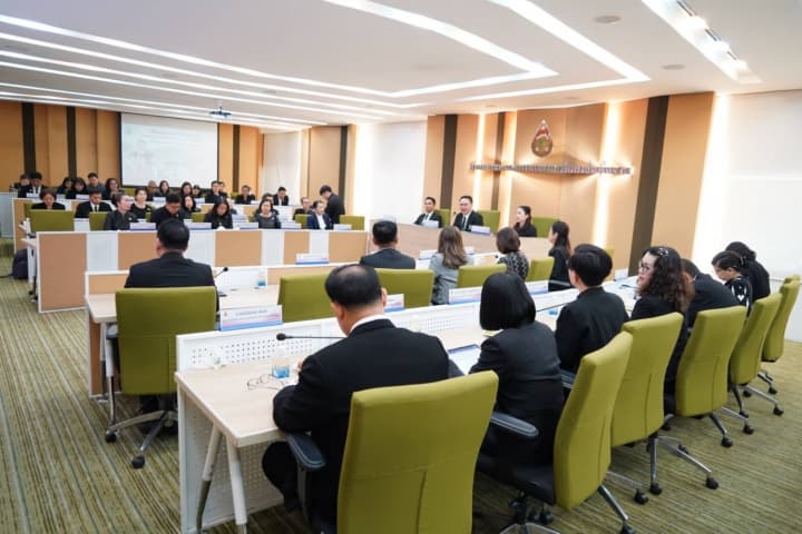 เลขาธิการ กพฐ. ถกผู้บริหาร เน้นย้ำความปลอดภัย ใช้สื่อการเรียนที่ได้คุณภาพ พร้อมติดตามโครงการเช่าใช้แท็ปเล็ต