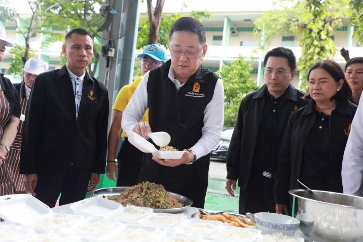“ประเสริฐ” ลงพื้นที่ รร.พญาไท ลุยคาราวานน้ำใจ แจกข้าวกล่อง-ถุงยังชีพช่วยสถานศึกษา กทม.