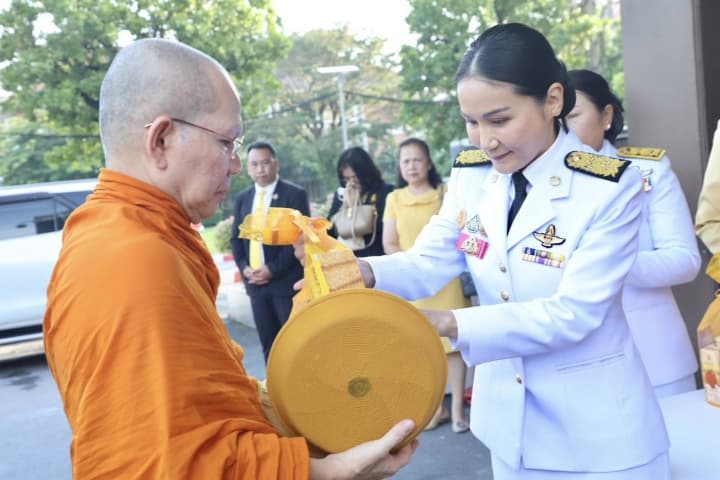 “รมว.นฤมล“นำ ศธ.จัดพิธีทำบุญตักบาตร "วันนวมินทรมหาราช"
