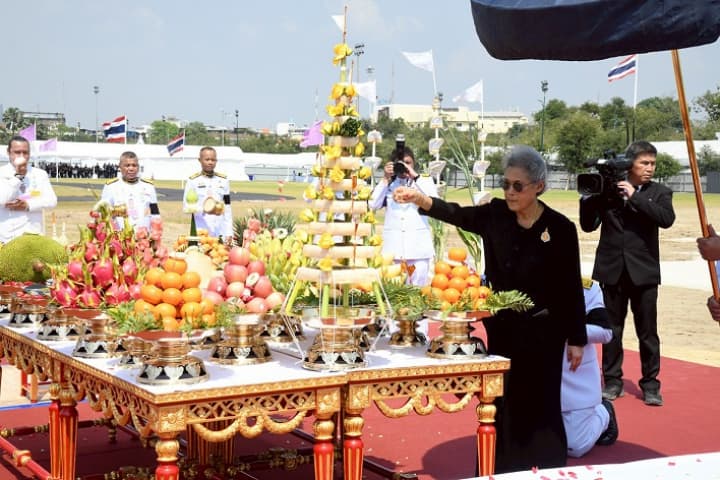 สมเด็จพระกนิษฐาธิราชเจ้า กรมสมเด็จพระเทพรัตนราชสุดาฯ สยามบรมราชกุมารี เสด็จพระราชดำเนิน ไปทรงประกอบพิธีปักหมุดวางผังก่อสร้างพระเมรุมาศ