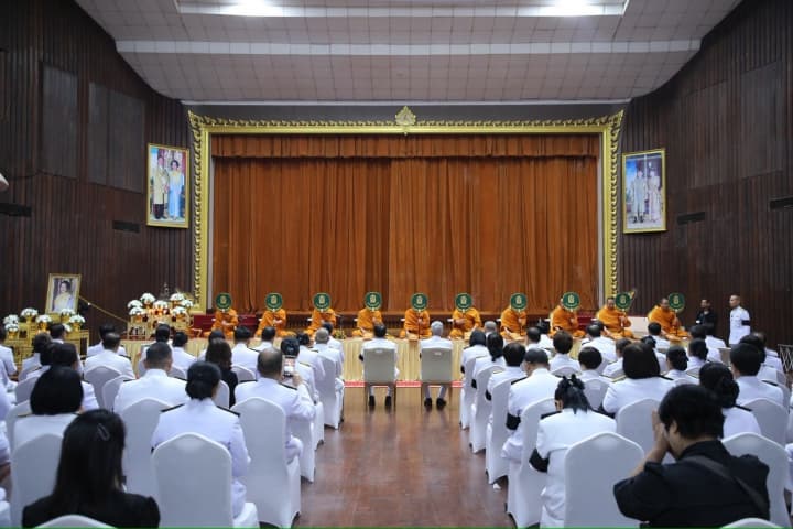 ศธ. จัดพิธีทำบุญตักบาตรเฉลิมพระเกียรติ "สมเด็จพระพันปีหลวง"