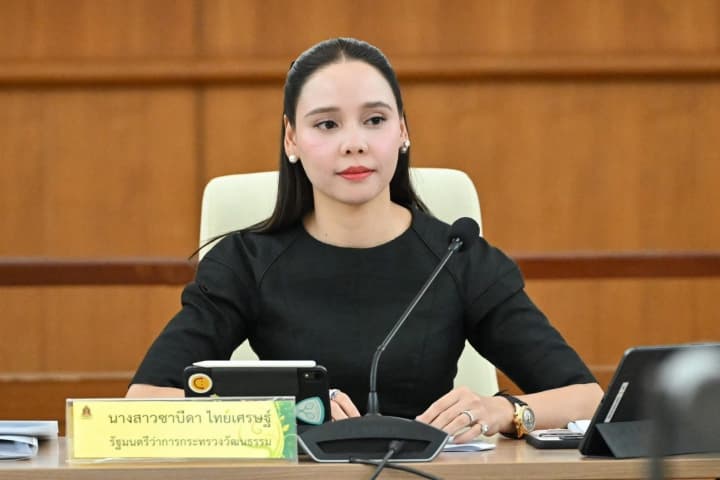 "รมว.ซาบีดา” เร่งผลักดันโครงการส่งเสริมชุดไทยพระราชนิยมและผ้าไทยที่เป็นรูปธรรมอย่างชัดเจน