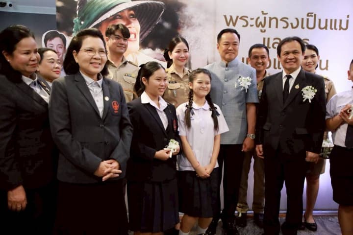 คุรุสภามอบดอกกล้วยไม้ ดอกไม้ประจำวันครู แด่นายกรัฐมนตรีและคณะรัฐมนตรี เนื่องในโอกาสวันครู ครั้งที่ 70 พ.ศ. 2569