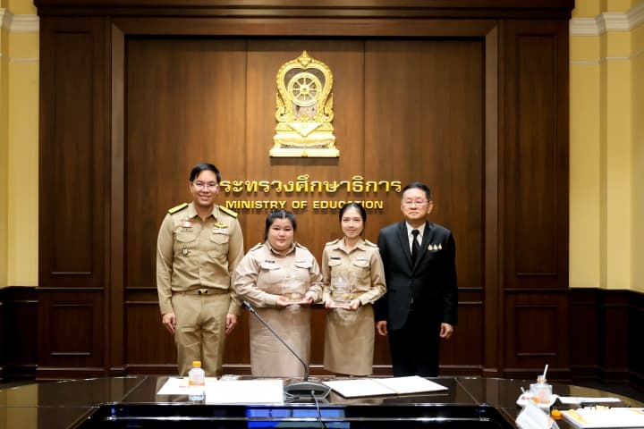 “คุรุสภา”ยกย่อง 2 ครูฮีโร่ มอบรางวัล “ครูถิรคุณ” เชิดชูความกล้าหาญ