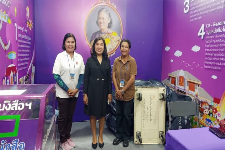 รองอธิบดี "วัชรีวรรณ" ตรวจเยี่ยมบูธรับบริจาคหนังสือของ สกร. ในงาน "สัปดาห์หนังสือแห่งชาติ ครั้งที่ 54