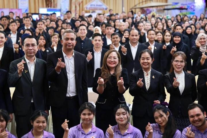 อธิบดี สกร. พบปะให้กำลังใจบุคลากร 14 จังหวัดภาคใต้ ย้ำทำงานยึดบริบทพื้นที่ มุ่งประโยชน์ประชาชน
