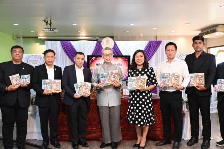 สกร. รับมอบหนังสือ “THE HUNTER” ส่งต่อห้องสมุดประชาชน “เฉลิมราชกุมารี” ทั่วประเทศ