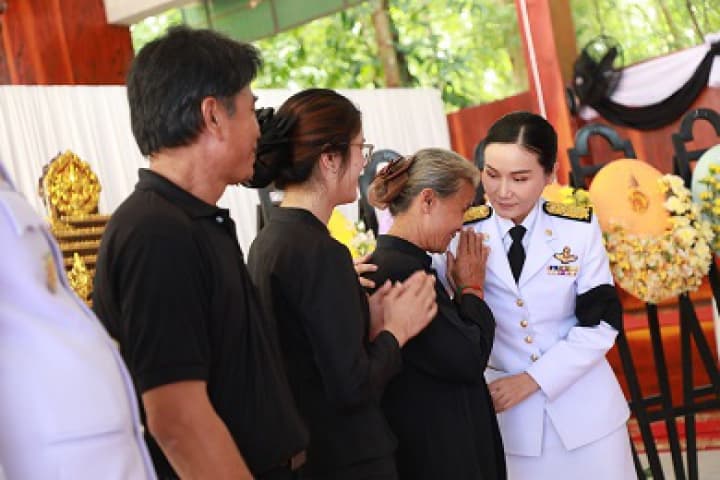 “รมว.นฤมล“ นำ ผู้บริหาร ศธ.ร่วมพิธีพระราชทานเพลิงศพเหยื่อเหตุไม่สงบชายแดนไทย–กัมพูชา จ.อุบลฯ พร้อมมอบกำลังใจ และความช่วยเหลือถึงมือครอบครัวผู้สูญเสีย