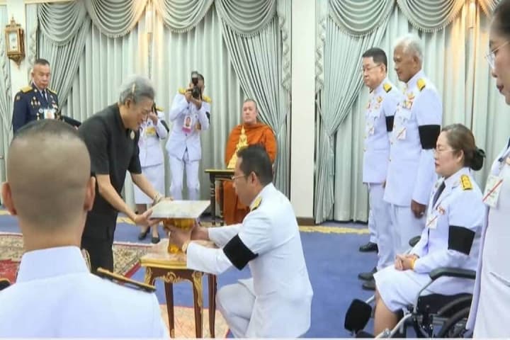 อธิบดี สกร. เข้าเฝ้าทูลละอองพระบาท ทูลเกล้าฯ ถวายแผนผังศิลาฤกษ์ห้องสมุดประชาชน